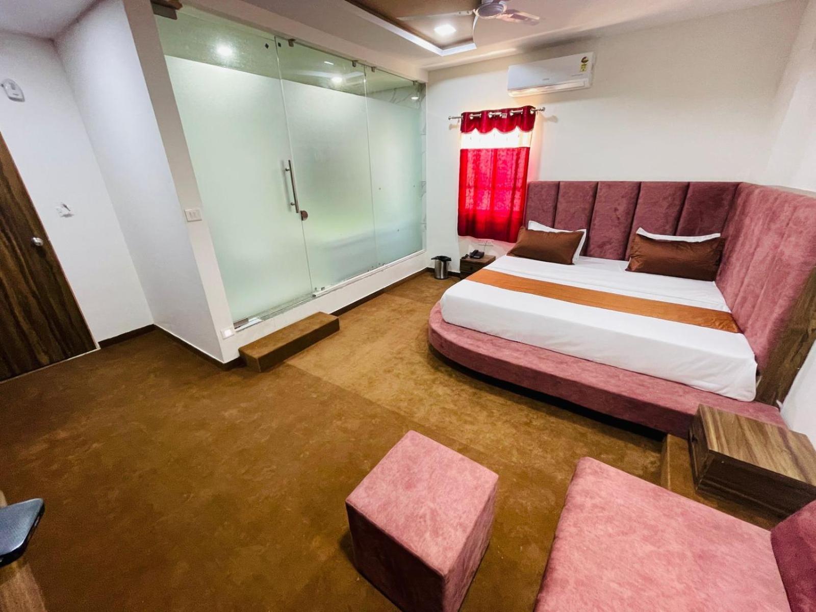 Hotel Nova Blue Ahmedabad Exterior photo